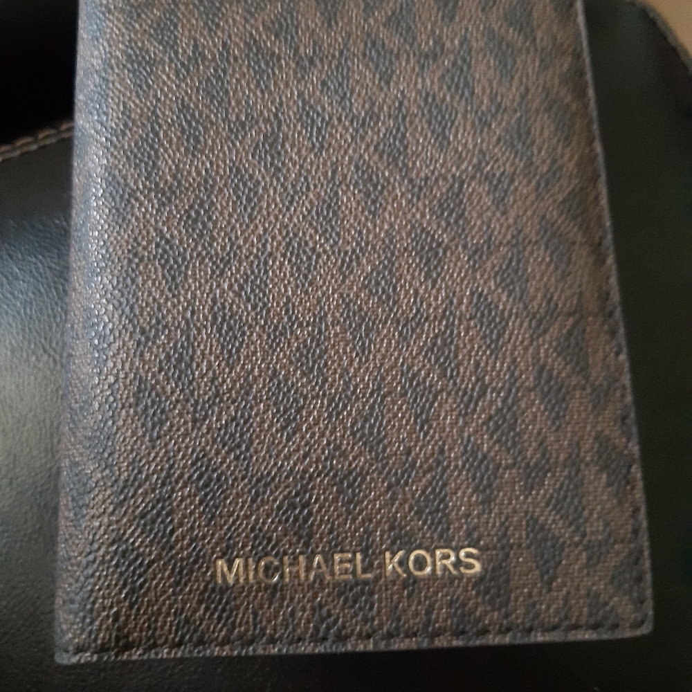Michael Kors ® jet set passport wallet